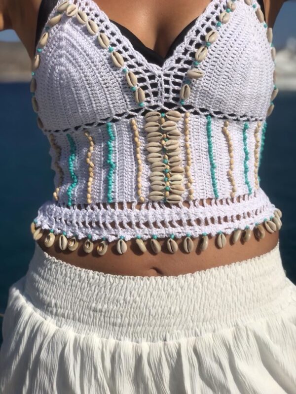 0002552 knitted top with shells and stones