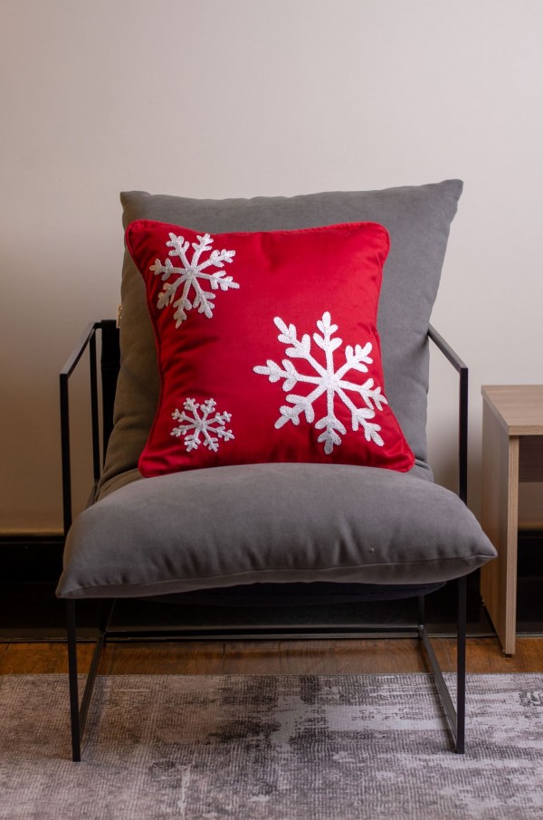 0002617 red christmas cushion with snowflakes
