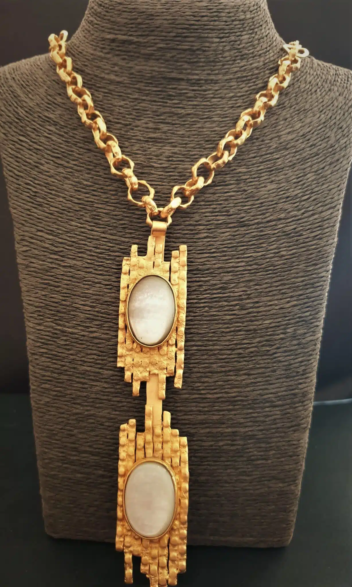 Two oval mother of pearls irregular bars 1 Two oval mother of pearls irregular bars