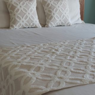 Machineembroidered bed runner