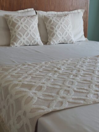 Machineembroidered bed runner