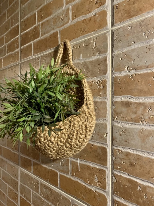 Jute wall hanged basket