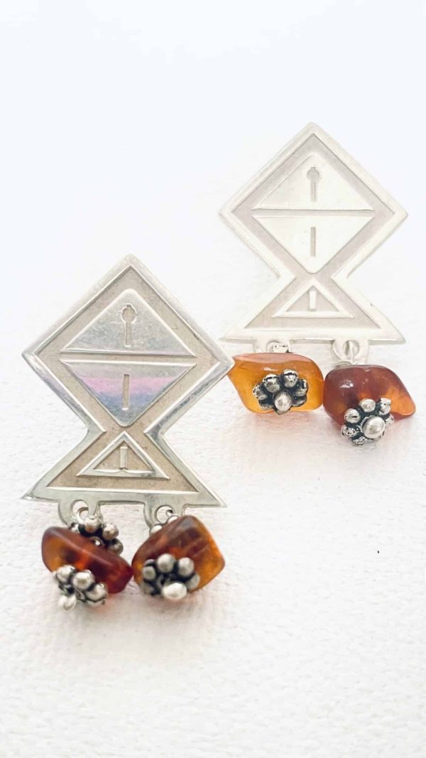 Silver earring with amber beads