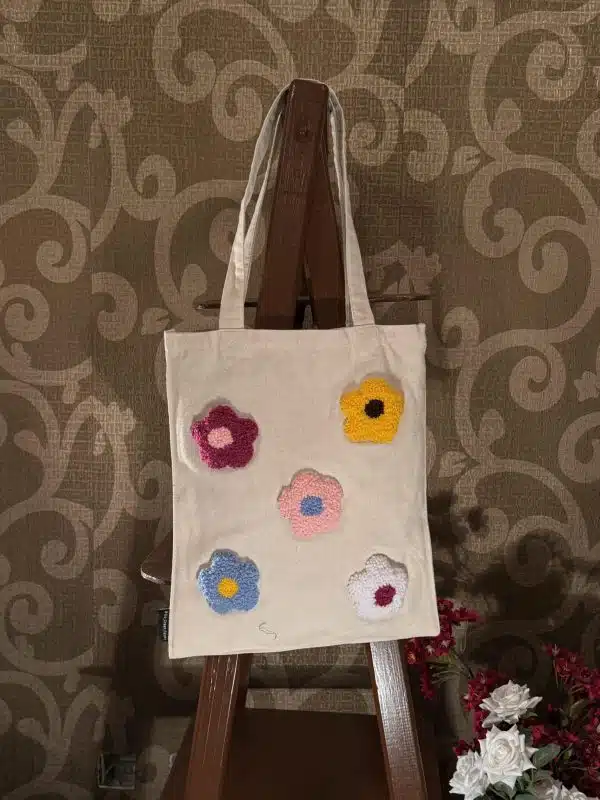 Scattered flowers tote bag