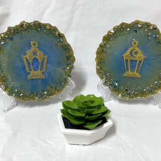 Ramadan plates with golden lanterns