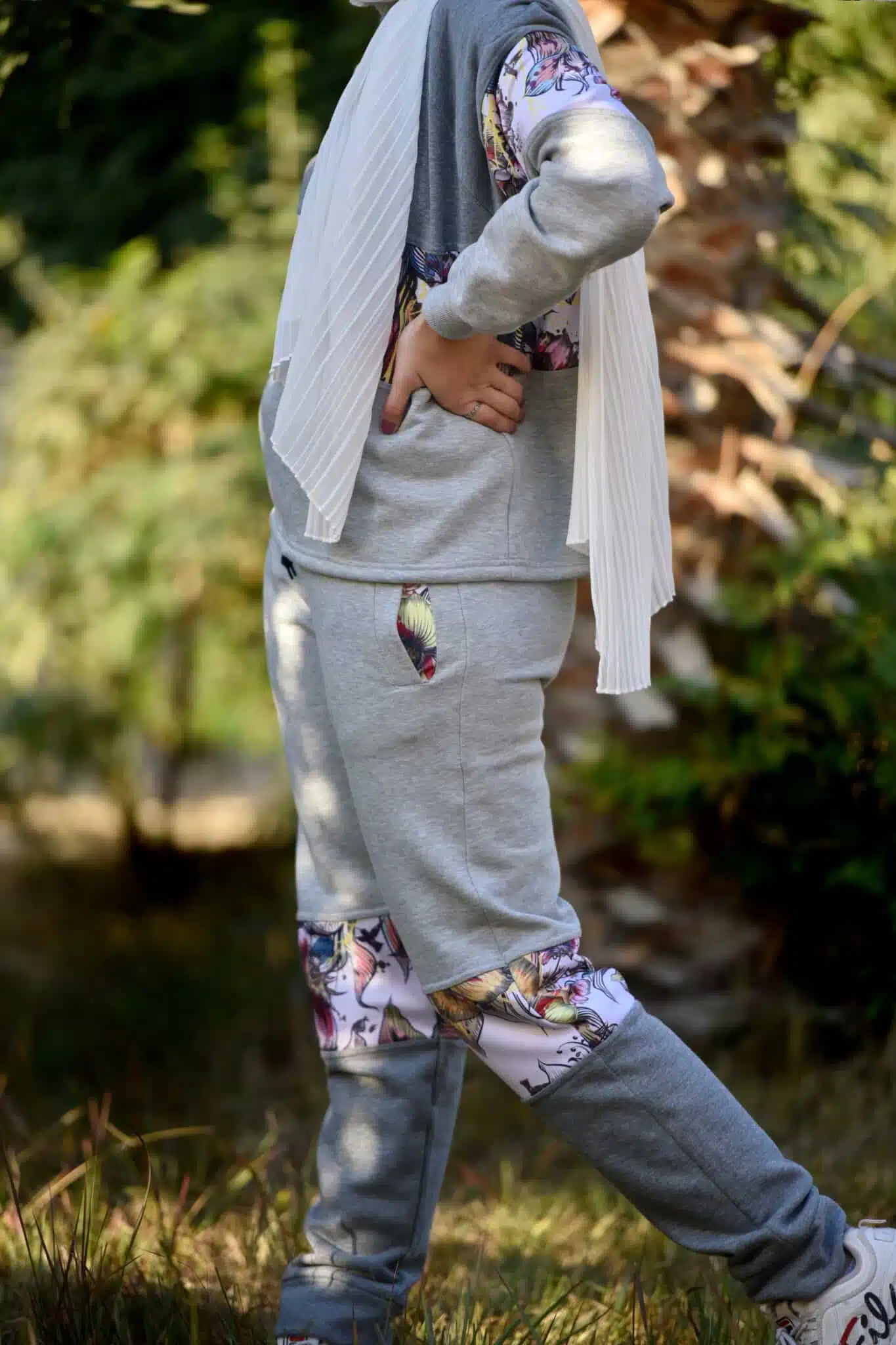 Light grey shades big lillies flowers tracksuit 2 MAS 8606 scaled