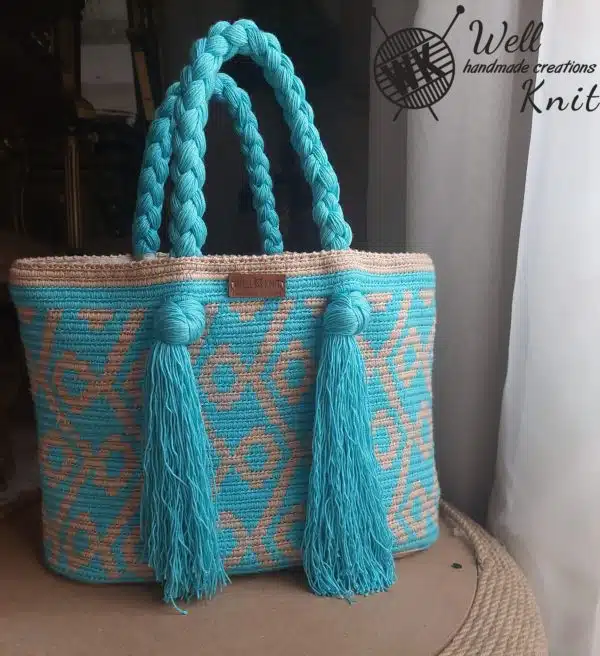 Tapestry bag with unique handle