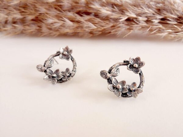 Retour earrings with dots scaled
