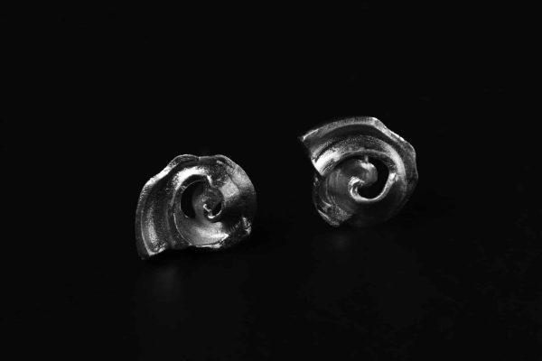 Coquillage stud earrings