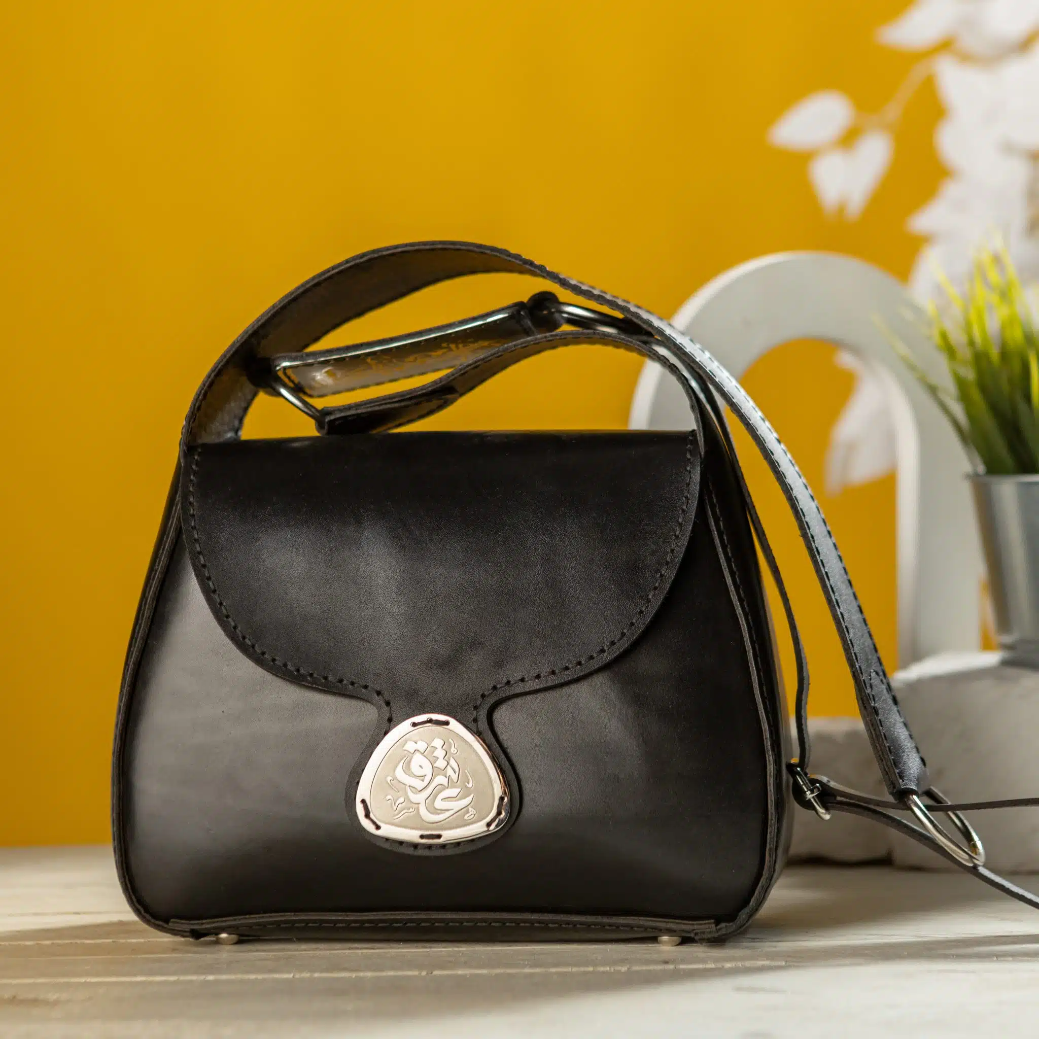 0112 Handmade Genuine leather cross bag with pottery (Black) 1 0112 Handmade Genuine leather cross bag with pottery (Black)