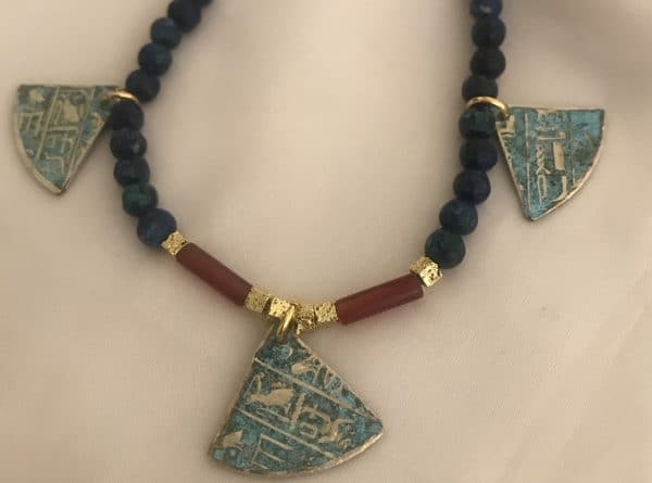 Pharaoh agate necklace with 3 bluerust pyramids