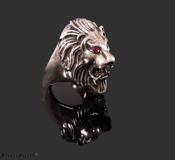 "Bold & Powerful: Handcrafted Lion Ring for Strength & Confidence"