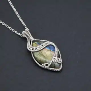 Wire wrapped silver 925 pendant with labradorite gemstone.