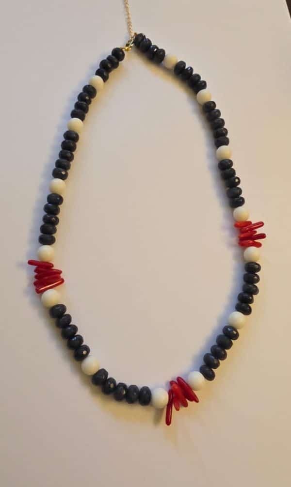 red & blue collier