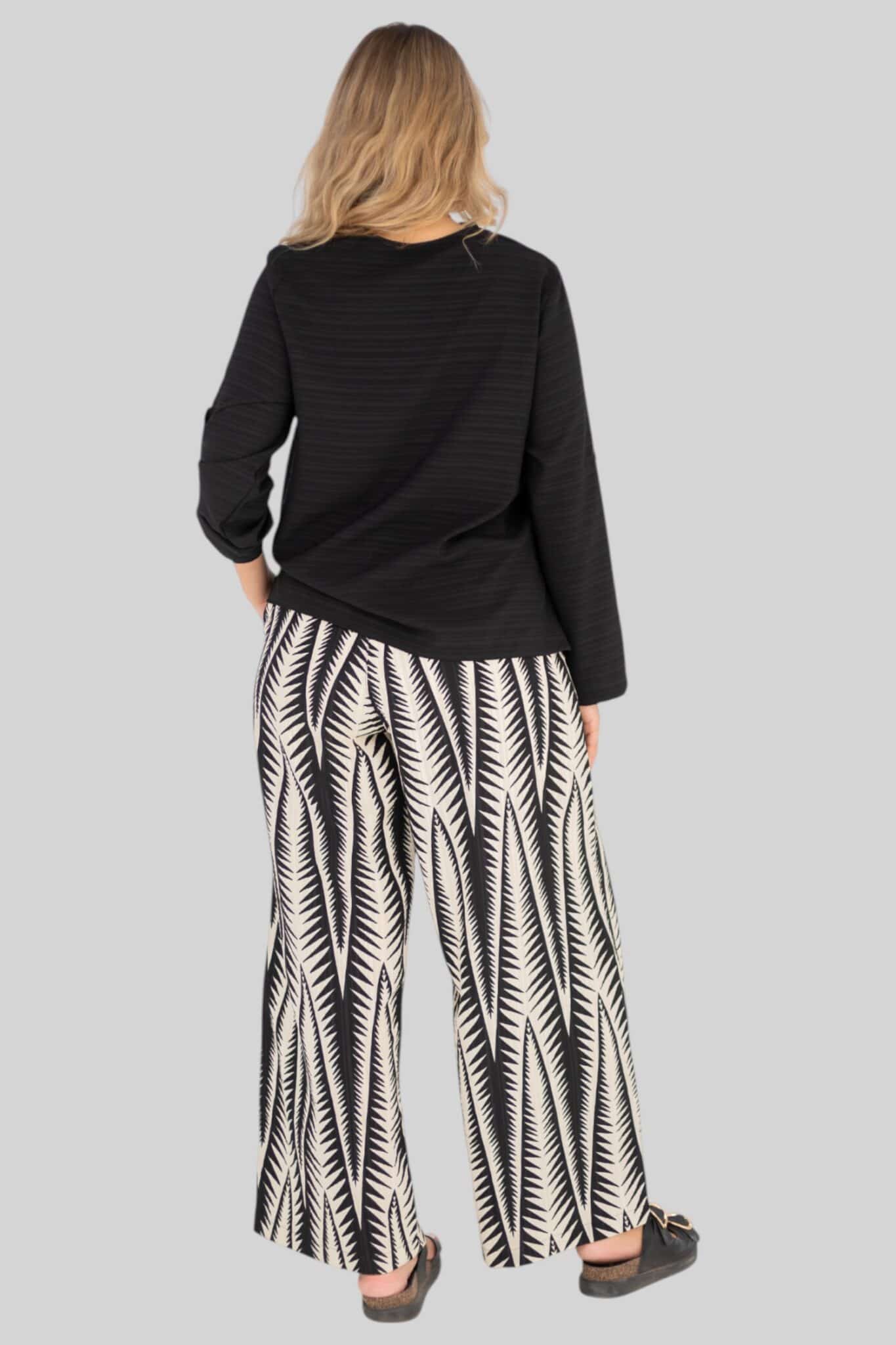 black bottmed blous 3 0S3A9366 Photoroom scaled