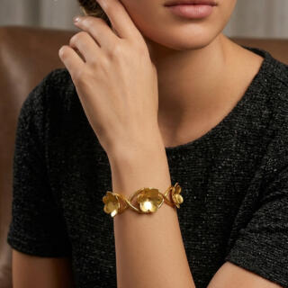 Gold plated 3 flowers cuff bracelet (B155XG)