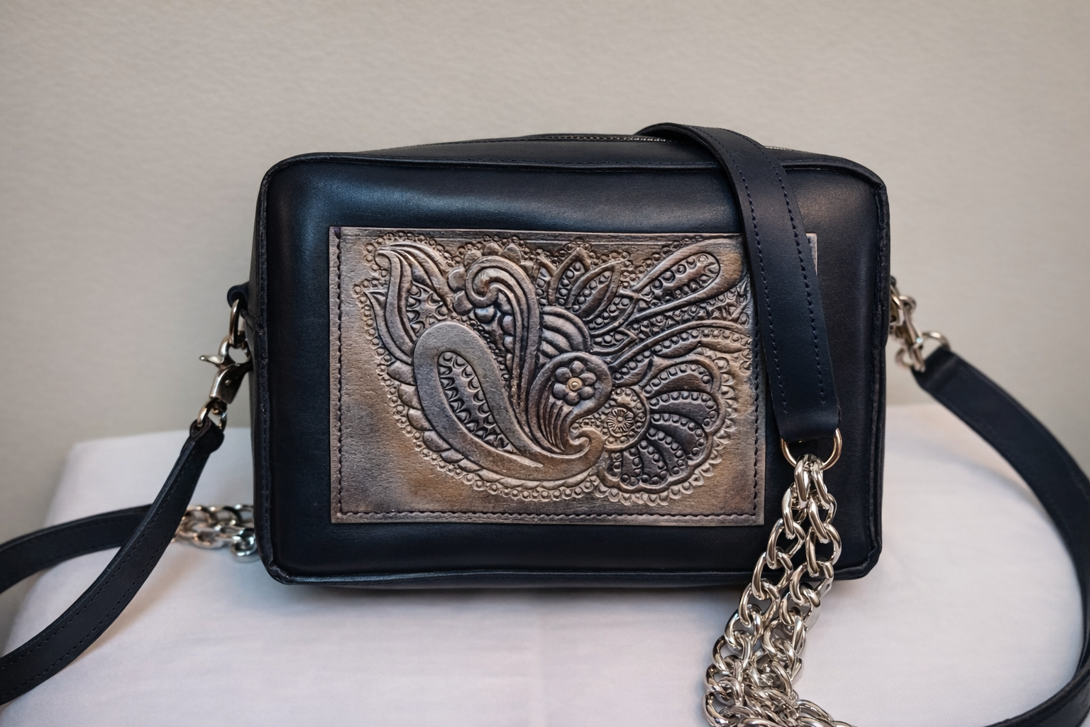 شنطة كروس كحلي جلد طبيعي نقش يدوي | Hand-Embossed Navy Leather Crossbody Bag 1 Hand-Embossed Navy Leather Crossbody Bag