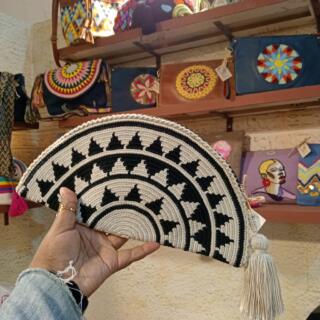 Moon clutch