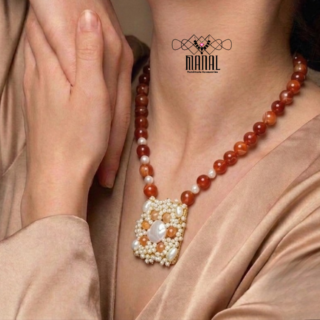 عقد من احجار العقيق السليماني بفواصل حجر لؤلؤ طبيعي