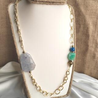 سلسلة. طويلة من أحجار العقيق المنوع