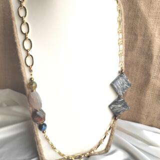 سلسلة. طويلة من أحجار العقيق المنوع وسلسلة طلاءدهب