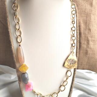 سلسلة. طويلة من أحجار العقيق المنوع مع دلاية من النحاس المطلي دهب و فضة