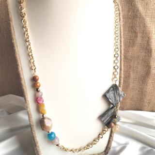 سلسلة. طويلة من أحجار العقيق المنوع