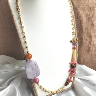 سلسلة. طويلة من أحجار العقيق المنوع