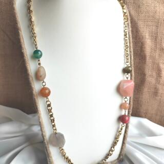 سلسلة. طويلة من أحجار العقيق المنوع وسلسلة من النحاس البيور