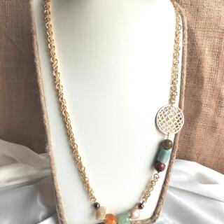 سلسلة. طويلة من أحجار العقيق المنوع مع دلاية من النحاس المطلي دهب