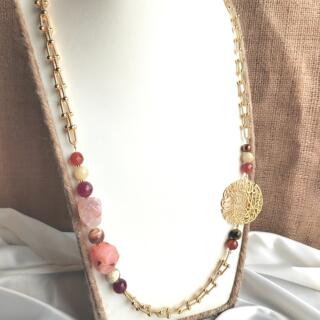 سلسلة. طويلة من أحجار العقيق المنوع مع دلاية من النحاس المطلي دهب