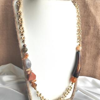 سلسلة. طويلة من أحجار العقيق المنوع