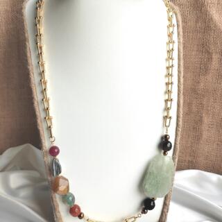 سلسلة. طويلة من أحجار العقيق المنوع وسلسلة طلاءدهب