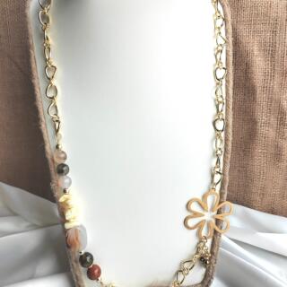 سلسلة. طويلة من أحجار العقيق المنوع مع دلاية من النحاس المطلي دهب