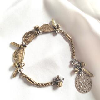 انسيال من النحاس الأصفر. البيور. الهاند. ميد ومزين بقطع النحاس