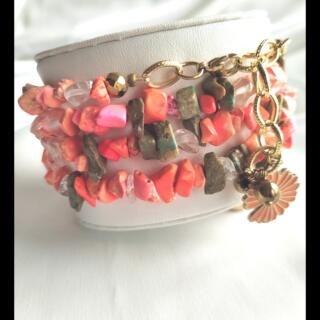 انسيال من العقيق عدة ادوار متصلة وفواصل من الهيماتيت