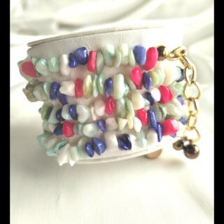 انسيال من العقيق عدة ادوار متصلة وفواصل من الهيماتيت