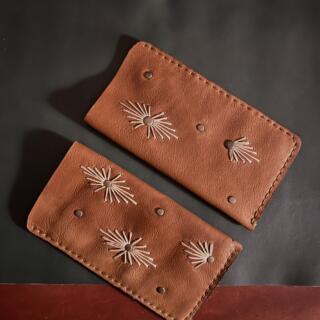 "كوڤر نضارة من الجلد الطبيعي مطرّز بخيط يدوي Natural leather eyeglasses case with hand-stitched embroidery."