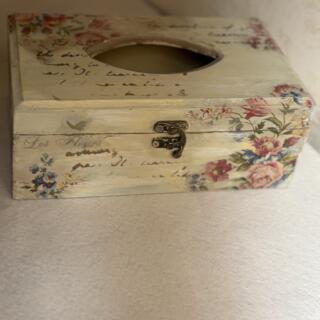 Decoupage tissue box fleurie