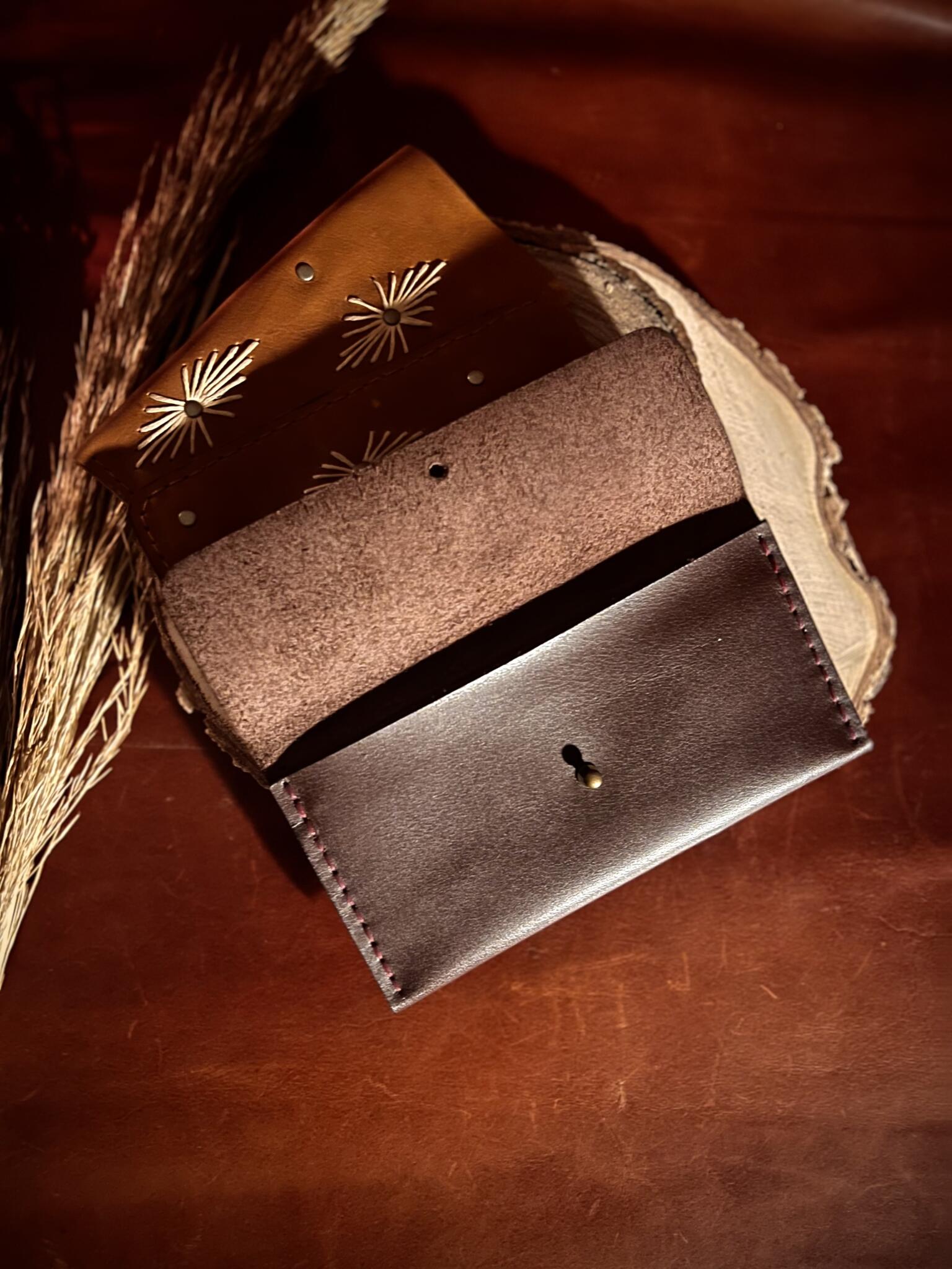 Basic Long Leather Purse / wallet 4 محفظة طويلة يدوية الصنع من الجلد الطبيعي، تحتوي على جيبين للأموال وثلاثة جيوب للكروت تتسع من 6 إلى 9 كروت / Long handmade leather wallet with two cash compartments and three card slots holding 6–9 cards.