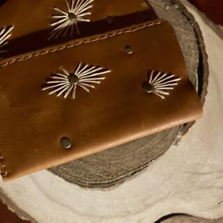 "كوڤر نضارة من الجلد الطبيعي مطرّز بخيط يدوي Natural leather eyeglasses case with hand-stitched embroidery."