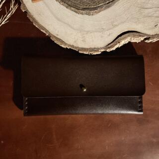 محفظة طويلة يدوية الصنع من الجلد، تحتوي على جيبين للأموال وثلاثة جيوب للكروت تتسع من 6 إلى 9 كروت / Long handmade leather wallet with two cash compartments and three card slots holding 6–9 cards.