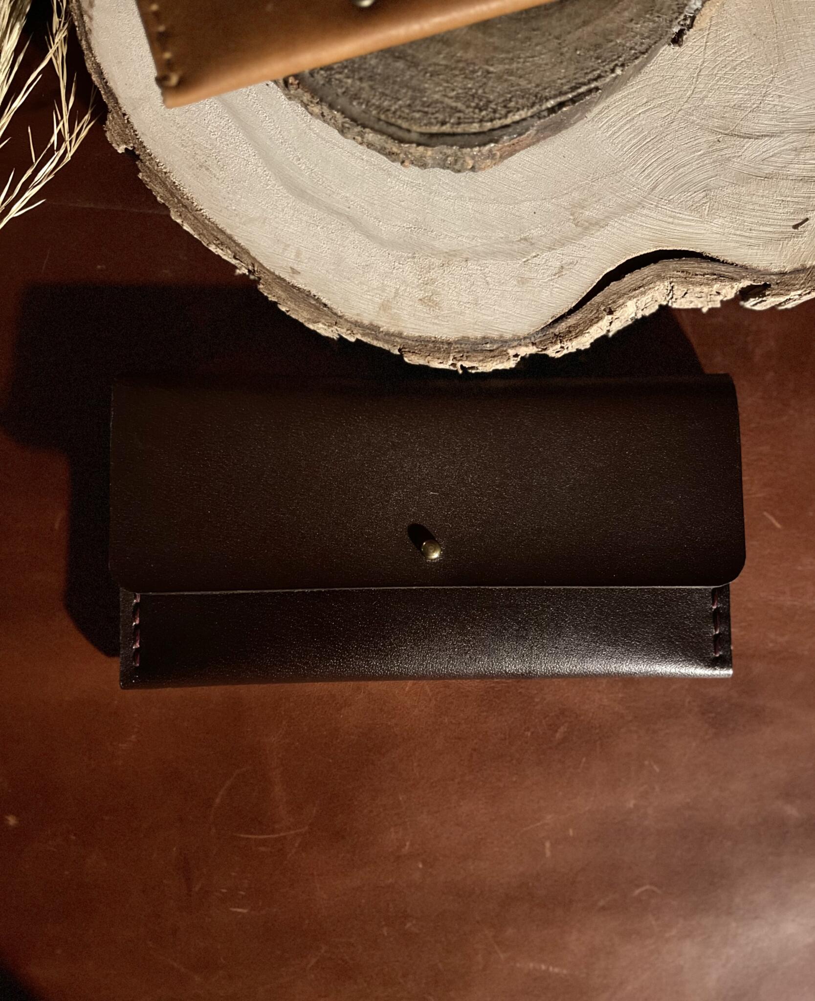 Basic Long Leather Purse / wallet 1 محفظة طويلة يدوية الصنع من الجلد، تحتوي على جيبين للأموال وثلاثة جيوب للكروت تتسع من 6 إلى 9 كروت / Long handmade leather wallet with two cash compartments and three card slots holding 6–9 cards.