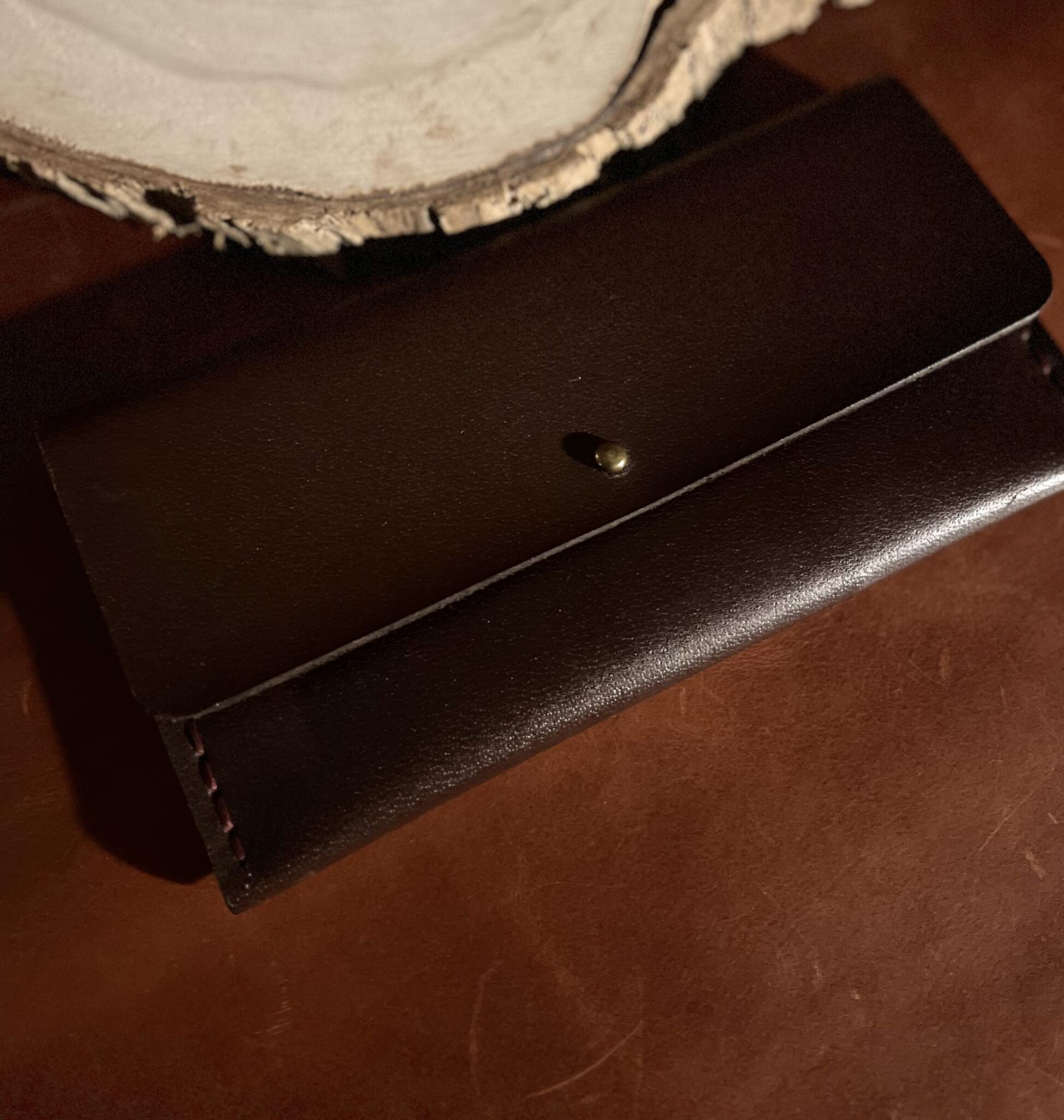 Basic Long Leather Purse / wallet 3 محفظة طويلة يدوية الصنع من الجلد الطبيعي، تحتوي على جيبين للأموال وثلاثة جيوب للكروت تتسع من 6 إلى 9 كروت / Long handmade leather wallet with two cash compartments and three card slots holding 6–9 cards.