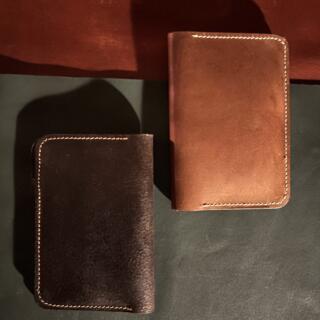 "حافظة كروت جلدية يدوية الصنع بجيوب مخصّصة للكروت Handmade leather card holder with dedicated card slots."