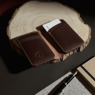 "حافظة كروت جلدية يدوية الصنع بجيوب مخصّصة للكروت Handmade leather card holder with dedicated card slots."