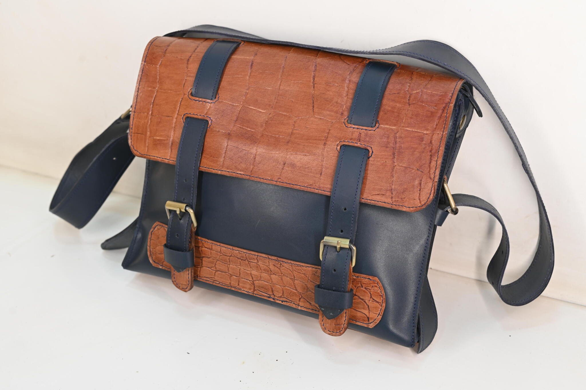شنطة لاب توب صغير جلد طبيعي يدوي |Handmade Genuine Leather Small Laptop Bag 5 Handmade Genuine Leather Small Laptop Bag1