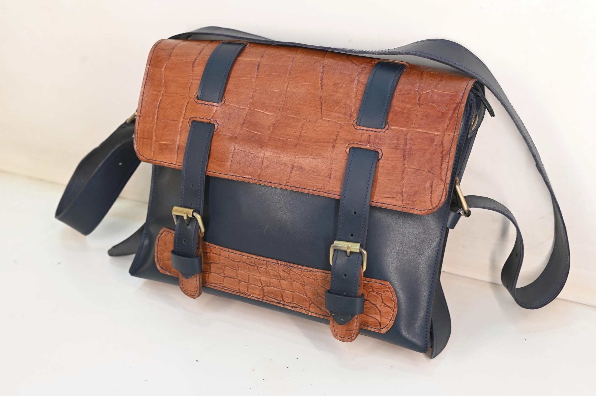 شنطة لاب توب صغير جلد طبيعي يدوي |Handmade Genuine Leather Small Laptop Bag 1 Handmade Genuine Leather Small Laptop Bag4