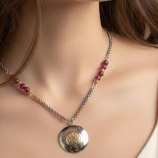 سلسلة ودلاية من النحاس المطلي دهب. و فصوص من العقيق