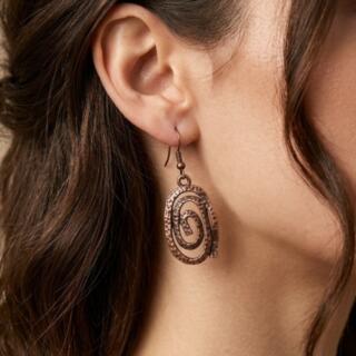 حلق من النحاس الهندي. الاحمر